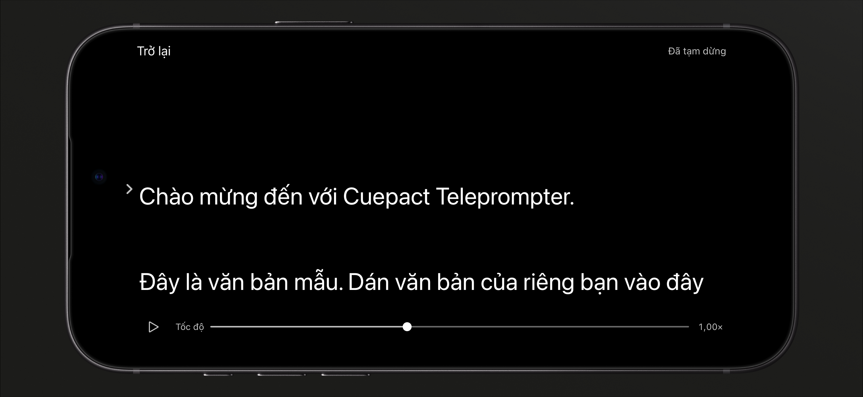 Cuepact Teleprompter trên iPhone ở chế độ đọc đang tạm dừng, có nút phát và thanh tốc độ.